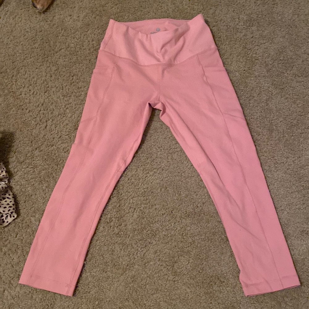 Medium womens pink yoga pants (capri)